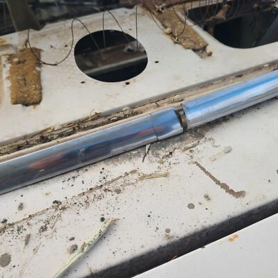 Ford 1955-1956 Moldura Carpintero Clip Centro Parte Inferior Trasera Vidrio Exterior 55 56 Victoria Foto 1 de 4