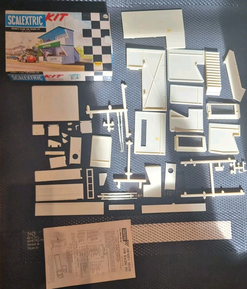 Kit Scalextric K-702 Propiedades Soporte y Carreras Pit Building COMPLETO sin hacer en caja  - Imagen 1 de 4