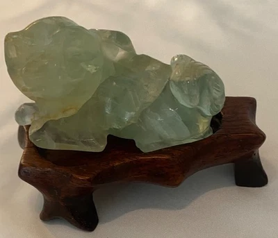 CHINO Tallado Verde Jade FOO DOG Guardián Estatuilla Escultura sobre Soporte de Madera Foto 1 de 4