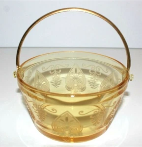 Cubo crema batida de vidrio grabado amarillo topacio troyano Fostoria con mango oscilante - Imagen 1 de 8