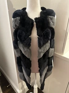 Gilet in pelliccia nuovo con etichette Belle Fare REX CONIGLIO! PELLE DI PECORA medio nero blu grigio - Foto 1 di 5