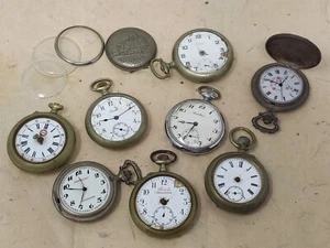 Lotto di 8 Antichi Orologi Da Tasca venduti come (Pezzi di Ricambio) - Picture 1 of 19
