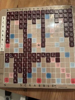 Tocadiscos Scrabble Deluxe Azulejos Rojo Granate Letras Blancas Juego Reemplazos UPick Foto 1 de 2