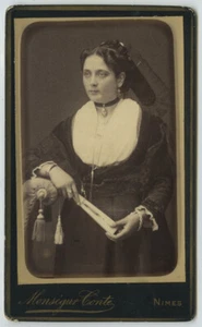 CDV 1890-1900 Monségur Conte à Nîmes. Arlésienne avec coiffe et éventail. - Imagen 1 de 2