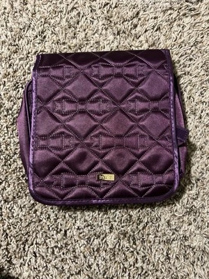 "Bolsa de Maquillaje Tarte 10"" NUEVA sin Etiquetas Viaje con Estilo Púrpura Satinado Quiltec" Foto 1 de 4