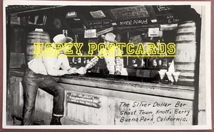 KNOTT’S BERRY FARM, Buena Park~SILVER DOLLAR BAR,2 MEN~GHOST TOWN~FOTO cartolina - Foto 1 di 2