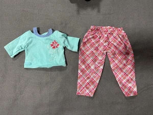 OUTFIT BAMBOLA RAGAZZA AMERICANA 18" TOP ACQUA CON FIORI E PANTALONI A QUADRI IN RASO - Foto 1 di 5