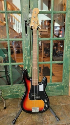 Bajo eléctrico Fender Precision 2025 de 4 cuerdas 3 colores Sunburst Foto 1 de 4