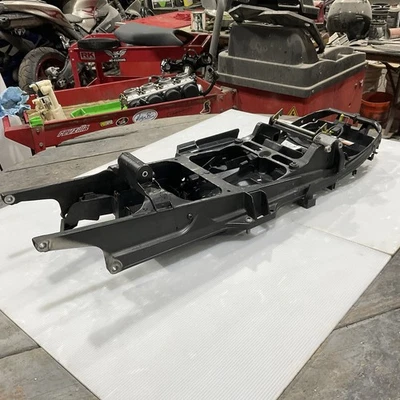 Submarco trasero Yamaha YZF R6 2004 03-05 con bandeja de batería OEM *recto* Foto 1 de 4