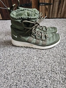 Nike Roshe Run High Con cordones EE. UU. Mujeres Talla 9 MS Zapatillas Botas Sherpa Forradas Verde - Imagen 1 de 14