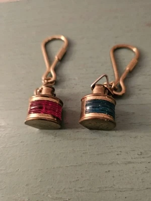 Par de llaveros linterna náutica vintage de latón y vidrio, vidrio rojo y verde - muy... Foto 1 de 4