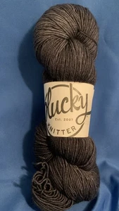 Plucky Knitter HILO Primo Fingerling “TIPO ESTAÑO” 75/20/5 Merino Cashmere 385yd - Imagen 1 de 3