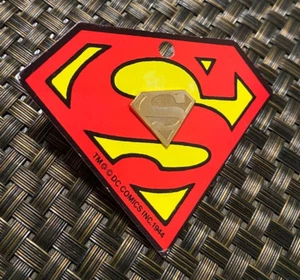 VINTAGE DC COMICS SUPERMAN CLASSIC LOGO COLLECTIBLE GOLD PIN RARE L@@K - Picture 1 of 3