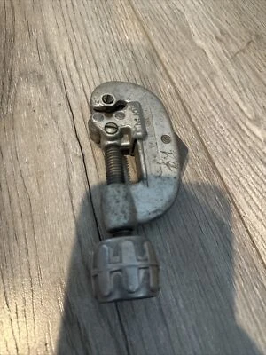 Vintage heavy duty RIDGID NO.10 pipe tube cutter 1/8" to 1" O.D. - Image 1 of 4