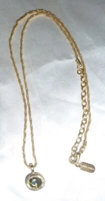 COLAR PINGENTE OVAL LAURA ASHLEY *PERIDOTO FALSO* - CORRENTE ESPIRAL DOURADA 17-20" - Imagem 1 de 3