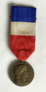 France, French Labor Medal of Honor in bronze dated 1930 - Picture 1 of 2