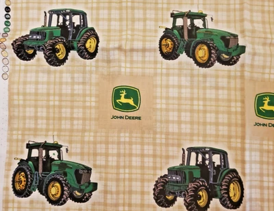 Tecido de algodão John Deere bege/branco xadrez com logotipo e tratores 1 jarda x 44" - Imagem 1 de 3
