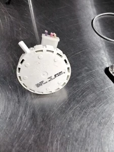 INTERRUPTOR DE PRESIÓN DE NIVEL DE AGUA USADO PARA LAVADORA KENMORE PT# 8528337 ENVÍO GRATUITO - Imagen 1 de 9