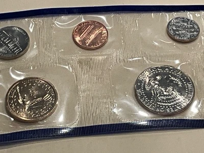 DEPARTMENT OF THE TREASURY UNITED STATES MINT YEAR 2000 UNCIRCULATED COIN SET - Image 1 of 4