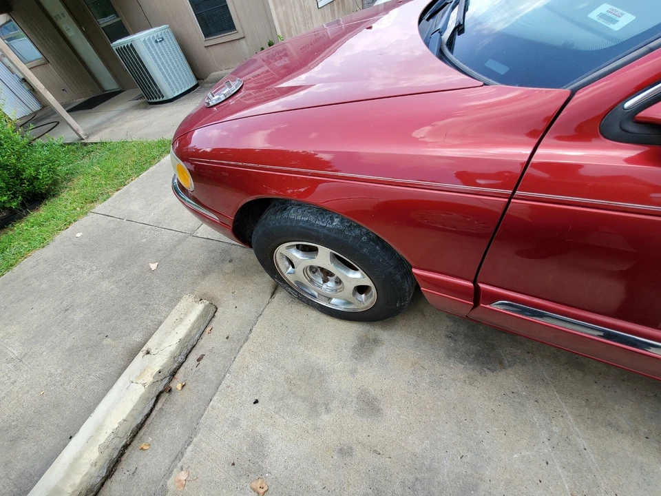 Guardabarros izquierdo Lincoln Continental 1998-1999-2000-2001-2002 rojo Foto 1 de 1