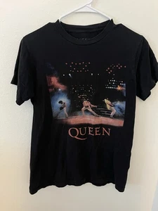 Retro QUEEN Concert T Shirt Size S FREDDIE MERCURY BRIAN MAY JOHN DEACON - Picture 1 of 3