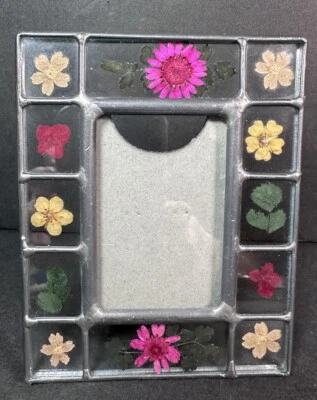 Marco de fotos vintage de metal con plomo y flores prensadas y secas Boho Cottage Core Foto 1 de 4