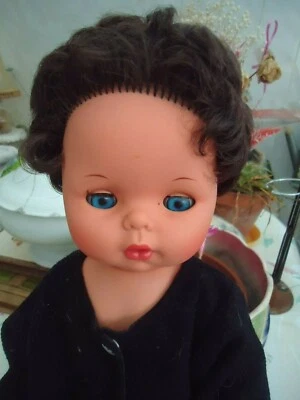 POUPEE FURGA de 38 cm BRUNE AUX YEUX BLEUS - Photo 1/4