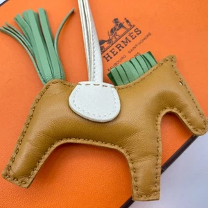 HERMES Rodeo Horse PM Borsa Charm in pelle Sesamo Vert Cricchetto Craie 7,5 g - Foto 1 di 24
