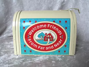 Banco de dinero buzón de metal de 5" x 4" x 3" -Bienvenidos amigos de lejos y cerca- - Imagen 1 de 8