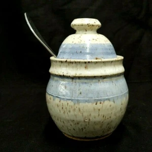 Studio Art Pottery Marmelade/Gelee/Zuckerdose Glas mit Löffel & Deckel signiert Melly blau braun - Bild 1 von 5