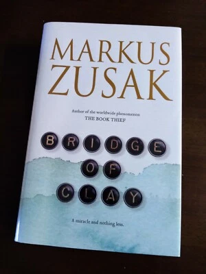 Bridge of Clay de Markus Zusak 1ª Edición FIRMADO por el autor *** RARO *** Foto 1 de 4