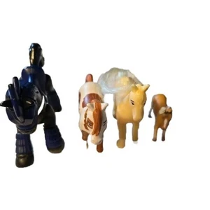 Lotto 4 personaggi cavallo giocattolo casuali dipinti palamino cavallo da guerra sella  - Foto 1 di 8