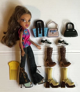 Bratz Puppe mit Schuhen Paket 4 Paar Stiefel Sneaker, 3 Handtaschen & Outfit Yasmin? - Bild 1 von 9