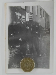 Foto Reichsbahn Angehöriger vor Zug Uniform - Bild 1 von 2