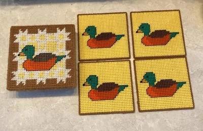 Juego de 4 posavasos punto de cruz de pato de colección y caja con soporte con tapa hecha a mano Foto 1 de 4