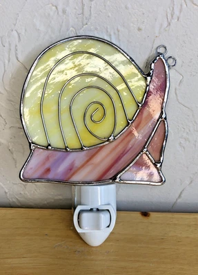 Vitral CARACOL ESPIRAL Enchufe de Pared Luz Nocturna Crema y Rosa 3.5" x 5" Foto 1 de 4