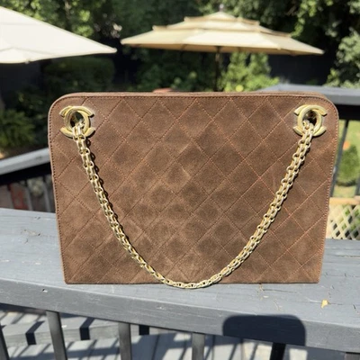 Bolso Chanel Vintage Marrón Gamuza 1980-1984, Hoja de Oro 24K, Difícil de Encontrar Foto 1 de 4