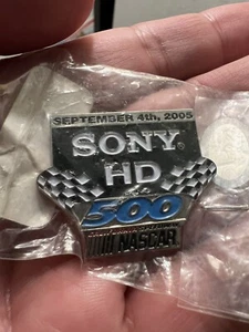2005 NASCAR SONY HD 500 CALIFORNIA SPEEDWAY PIN OVP - L449 - Bild 1 von 4