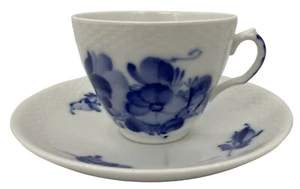 Taza y platillo trenzados Royal Copenhagen flor azul # 8261 segunda calidad de fábrica - Imagen 1 de 4