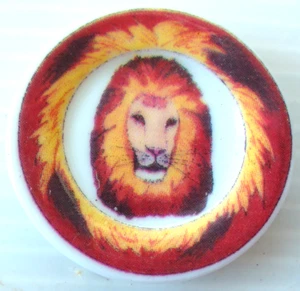 Fève 2006 ASSIETTES SAVANE LION 3 cm de Ø - Imagen 1 de 1