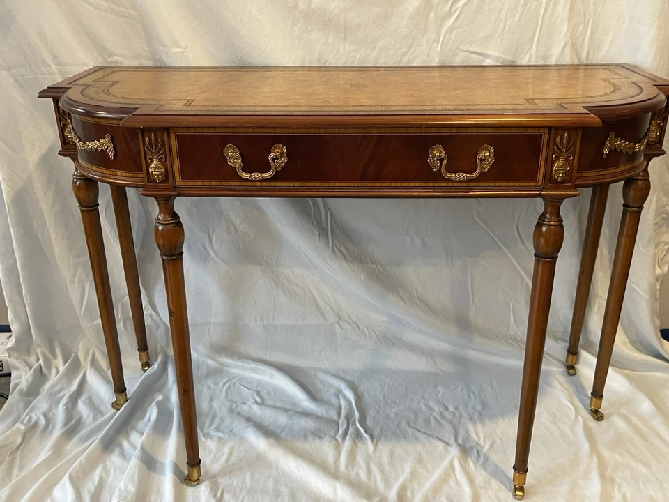 Consola Maitland Smith Luis XV con tapa de cuero y detalles de latón. Foto 1 de 4