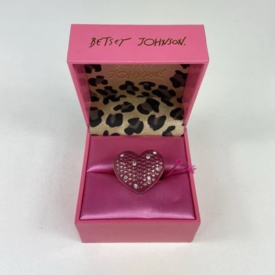 Anillo elástico corazón rosa estrás Betsey Johnson con caja día de San Valentín Foto 1 de 3
