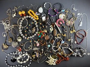 Bulk Jewelry Lot Estate Vintage to Modern Mix WEARABLE Resell Gift - Bild 1 von 24