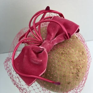 VINTAGE 1950s VEILED VELVET PINK BOW BY HUTZLERS - Picture 1 of 4