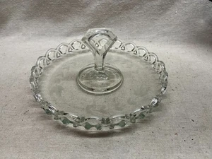 Vintage EAPG Co-Op Feuerstein Spitzenrand mittigem Griff Servierer Leckerbissen Tablett, Blumenschnitt - Bild 1 von 4