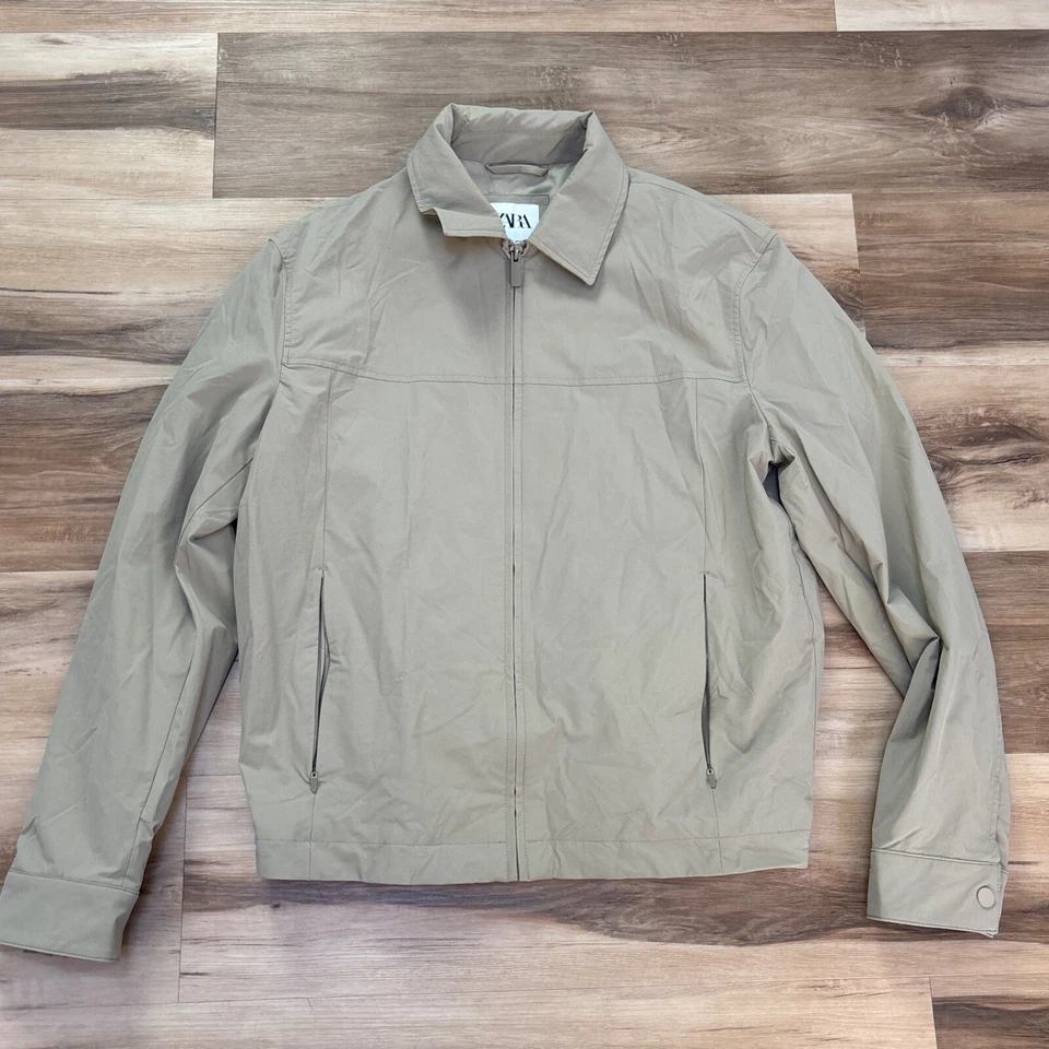 Chaqueta cortavientos Zara para hombre mediana caqui cremallera completa bombardero confort rendimiento Foto 1 de 4