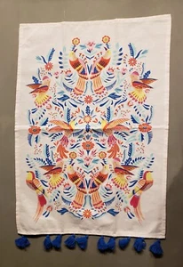 Toalla de té de lino con pompones y borlas de aves tropicales Paper Source - Imagen 1 de 3
