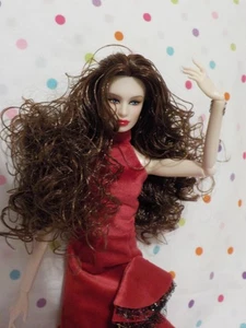 NEU Wunderschöne GELENKTE SUPERMODEL Puppe 12" braun lockiges Haar, rotes Samtkleid, Mütze, - Bild 1 von 6