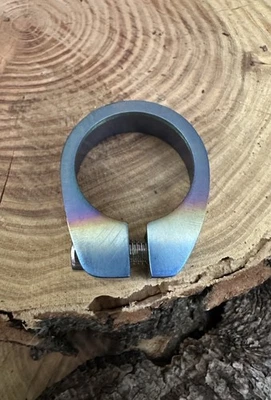 Titanio 31,8 mm: abrazadera de tija de sillín para cuadro de bicicleta ~ arte personalizado de Ti. Casso anodizado Foto 1 de 4