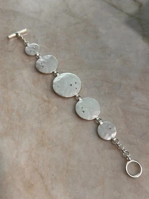 Pulsera Kenneth Cole disco palanca tono plata Foto 1 de 4